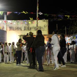 Trançação de fitas durante Bandeira de São Pedro. 06 de julho de 2019