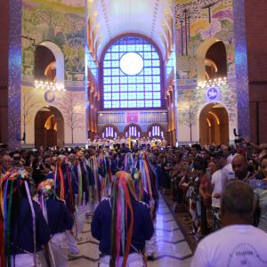 Guarda de Marujo atravessando o interior da Basílica de Nossa Senhora Aparecida. 27 de abril de 2019