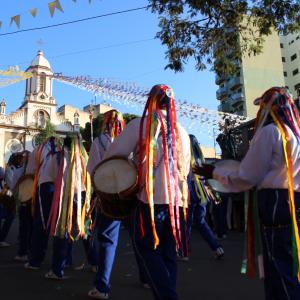 Guarda de Marujo subindo o largo da Igreja de São Benedito na grande procissão. 29 de abril de 2019
