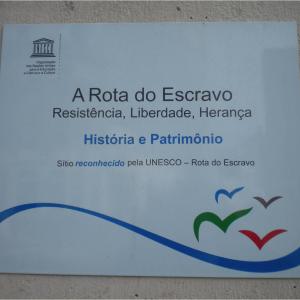 Placa da UNESCO colocada no Cais do Valongo e no Cemitério dos Pretos Novos