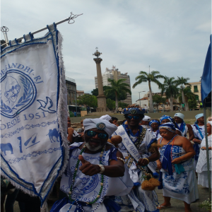 Cortejo do Afoxé Filhos de Gandhi em cerimônia no Cais do Valongo, em 2 de fevereiro de 2017