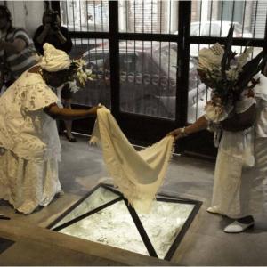 Lavagem no sítio arqueológico Cemitério dos Pretos Novos – Instituto dos Pretos Novos, s.d.