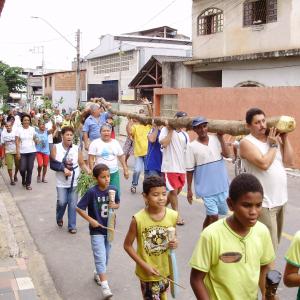 Cortada do mastro nas ruas de Goiabeiras