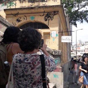 Pesquisadora em campo em frente à Casa da Tia Ciata