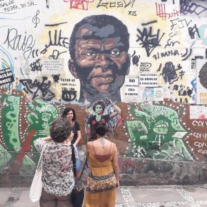 Pesquisadora em campo e Regina Abreu 5