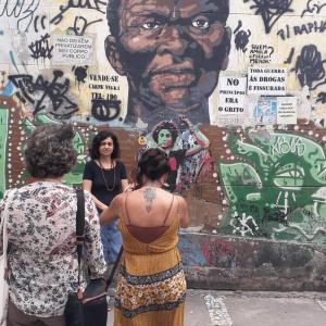 Pesquisadora em campo e Regina Abreu 7