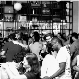Baile de Forró no Bar Gaspar, na Praça Tiradentes, em 2013. (Fonte: Livro Noites cariocas, 2020, p. 16)