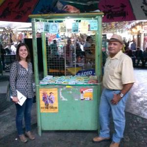Com Ednaldo Santos e nas mãos o caderno de campo, Feira de São Cristóvão, 2015