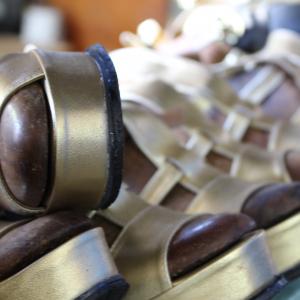 Imagens da fábrica de sapatos para o carnaval do artesão Pedro Augusto da Silva